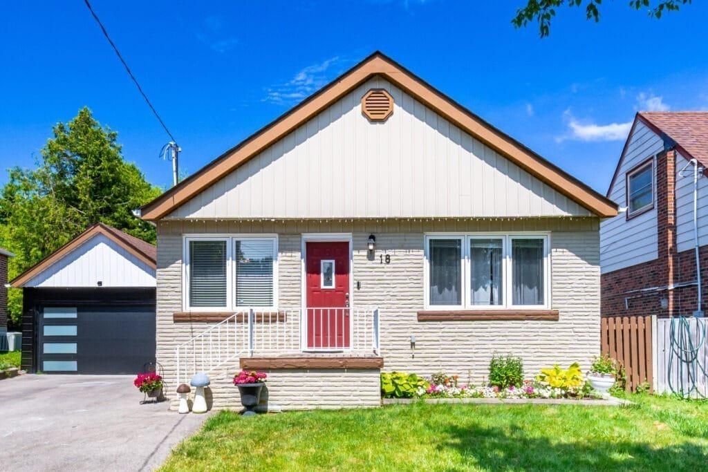 18 Adanac Dr: The Edge of Quiet